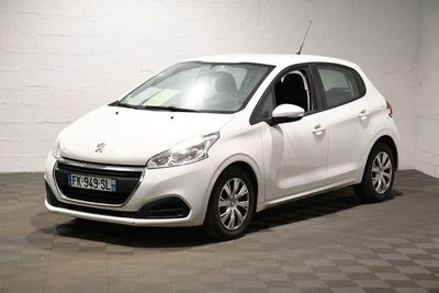la photo d'une petite voiture blanche garée dans un garage