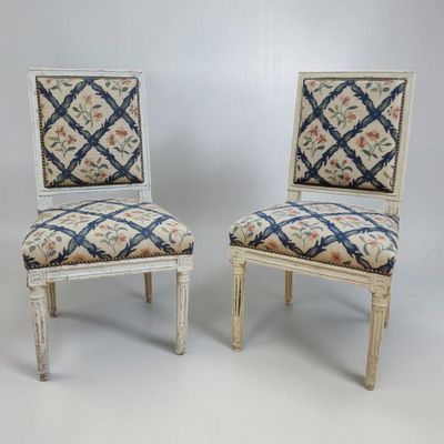 paire de chaises peintes avec dossier rembourré