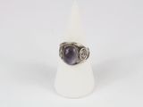 Gros plan sur une bague contenant une pierre violette
