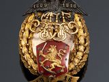 an image of a gold and red crest with a lion on it