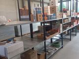 de nombreux cartons et boîtes sur les étagères de l'entrepôt