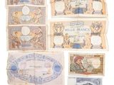 Plusieurs anciens billets de banque français sont exposés sur une surface blanche