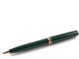 le stylo est vert et comporte des finitions dorées