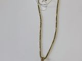 un collier en or composé d'une pièce suspendue à une chaîne et muni d'une étiquette