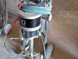une machine posée sur le sol du garage
