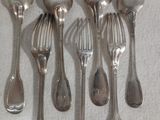 beaucoup de cuillères et de fourchettes en argent sur la table