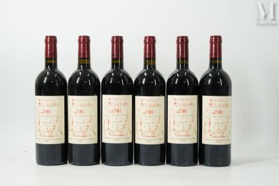 six bouteilles de vin rouge alignées