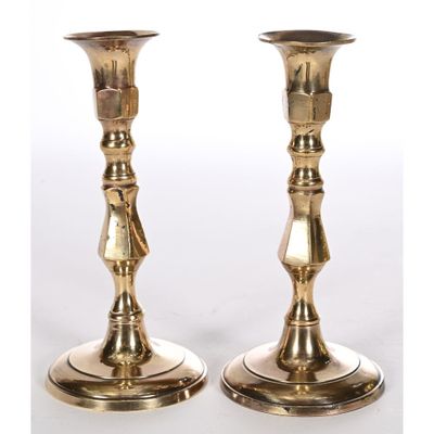 PAIRE DE PETITS BOUGEOIRS LOUIS XIV en laiton. - Photo 1