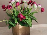 un vase contenant des fleurs, posé sur une table