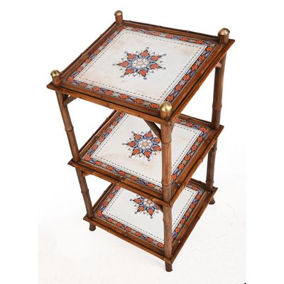 une image représentant une table à trois niveaux avec un plateau en carrelage