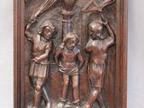 une plaque en bois sur laquelle figure la photo d'un groupe de personnes