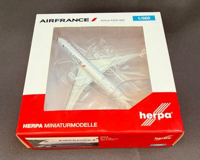 une boîte contenant une maquette d'avion