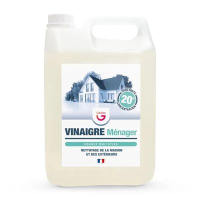 un gallon de nettoyant au vinaigre sur fond blanc