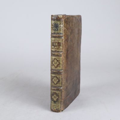 un vieux livre posé sur une surface blanche