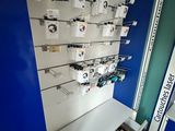 un mur bleu sur lequel sont posés tout un tas d'appareils électroniques