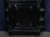 un meuble ancien noir avec un plateau en marbre et des étagères