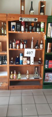 de nombreuses bouteilles de vin sur les étagères du magasin