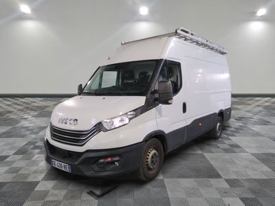 la photo d'une camionnette blanche garée dans une pièce