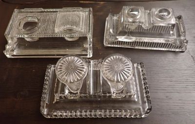 trois plateaux en verre transparent posés sur une table en bois