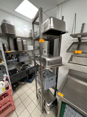 une grande cuisine avec de nombreux appareils en acier inoxydable