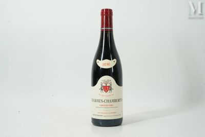 une bouteille de vin posée sur une table