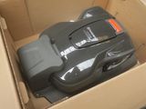 une boîte contenant une tondeuse à gazon
