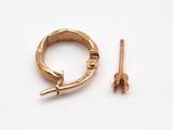 une petite bague en or et un petit morceau de métal