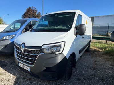 deux camionnettes blanches garées l'une à côté de l'autre dans un parking