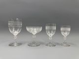 trois verres à vin transparents posés les uns à côté des autres sur une table