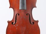 gros plan d'un violon avec un archet sur fond blanc