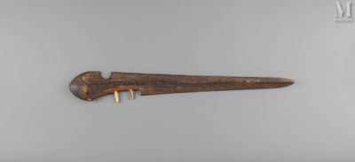 une image représentant un couteau en bois posé sur une surface blanche