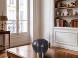une photo d'un salon avec une table basse et une bibliothèque