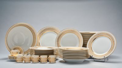 beaucoup d'assiettes et de tasses sur la table