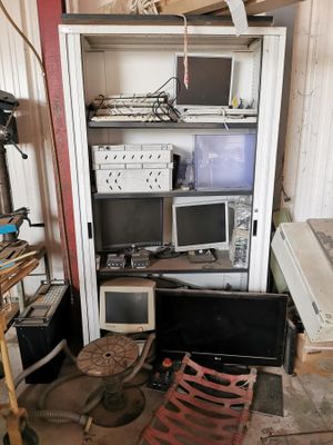 une pièce où se trouvent tout un tas d'appareils électroniques