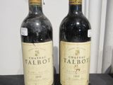 deux bouteilles de vin posées sur une table