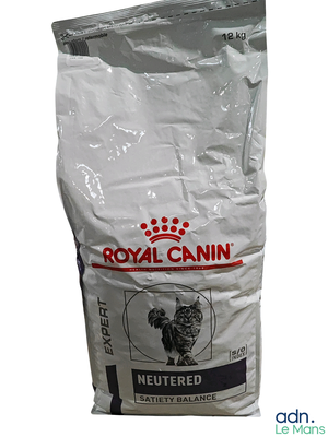 un sac de croquettes Royal Canin pour chat sur fond blanc