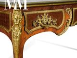 une table dont le plateau est en marbre