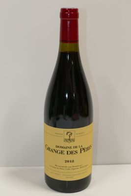 une bouteille de vin posée sur une table