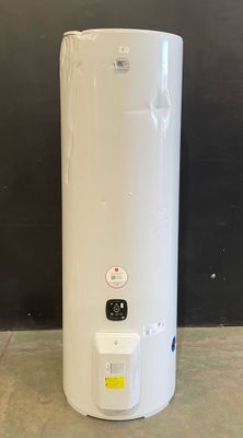 un chauffe-eau blanc posé à même le sol, à côté d'un mur noir