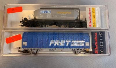 two train cars that are sitting side by side on a table