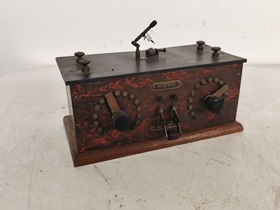 une radio à l'ancienne posée sur un meuble en bois