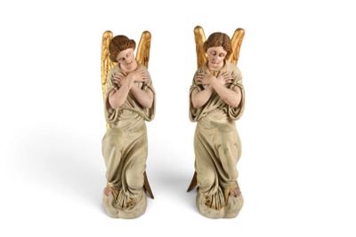 une paire de figurines d'anges sur fond blanc, avec un fond blanc