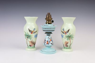 deux vases posés l'un à côté de l'autre sur une table