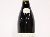 une bouteille de vin posée sur une table