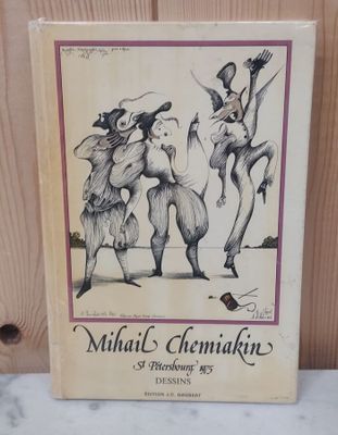 le livre est posé sur une table près d'un mur en bois