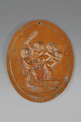 une plaque en bronze représentant un homme et une femme à cheval
