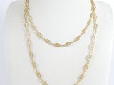 gros plan d'un collier sur un mannequin mannequin mannequin mannequin mannequin mannequin mannequin mannequin mannequin
