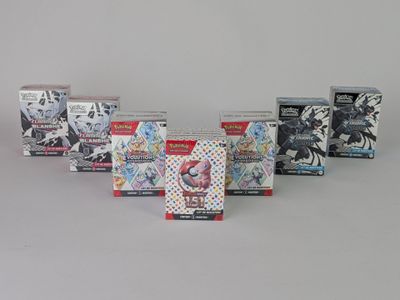 beaucoup de cartes de pokemon différentes sur la table