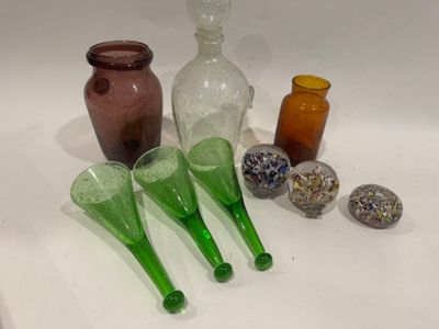 vases en verre de différentes couleurs posés sur une table