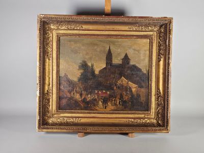 une peinture à l'huile représentant une église posée sur un chevalet, avec à côté une peinture représentant une foule